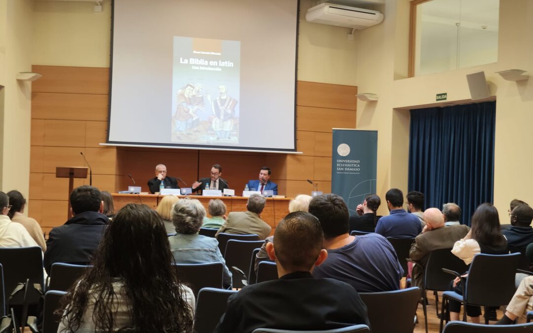 «Aunque el latín no sea lengua original de los textos sagrados, está tan profundamente entrelazado con la historia de la Biblia que podría ser considerado una lengua bíblica más». Presentado el libro La Biblia en latín