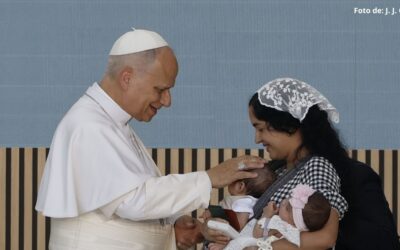 Juan Carlos Carvajal, en un artículo en La Razón, presenta la visita de León XIV a España como una llamada evangélica a mirar a los pobres: «Es preciso entrar en la lógica del Evangelio para acercarse y reconocer a los más desfavorecidos como hermanos; y, en ese encuentro, tener el valor de identificar y aceptar cualquiera que sea nuestra pobreza»