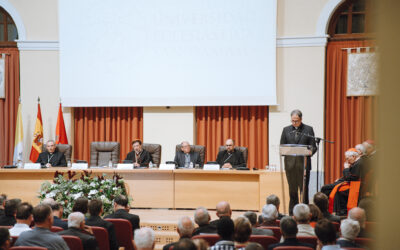 «El rigor del estudio no nos aleja de la misión pastoral, sino que nos prepara para servirla mejor: para comprender con mayor hondura las preguntas de nuestro tiempo, discernir y ofrecer una palabra verdaderamente iluminada por la fe». La UESD inaugura el curso académico 2026-2027.